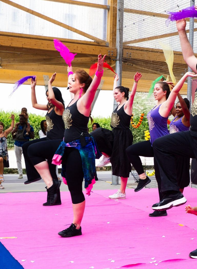 Danseurs de Fitness Bollywood sur scène