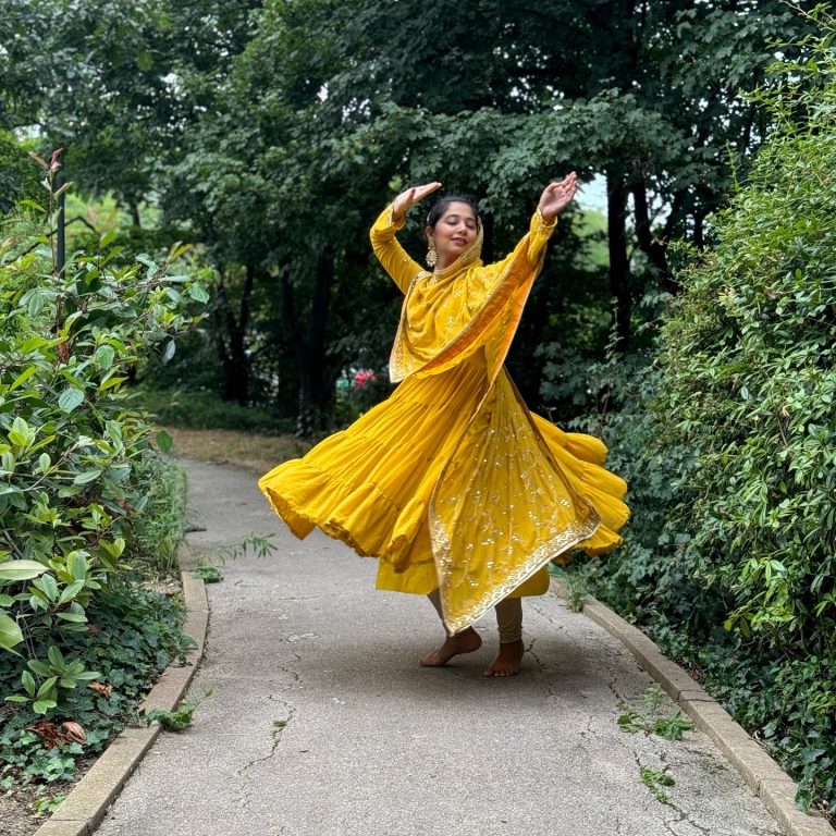 Danseuse en lehenga jaune, danse Bollywood