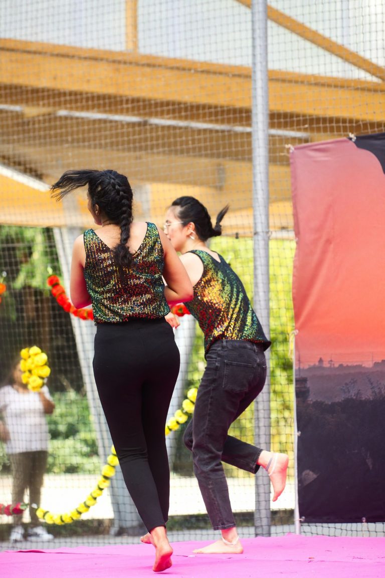 Duo de danseuses au Bolly Bazaar 2025